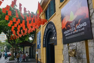 Không gian trưng bày được làm bên trong khu di tích Nhà tù Hỏa Lò (Phố Hỏa Lò, Hai Bà Trưng, Hà Nội).