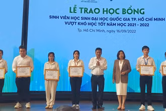 Sinh viên, học sinh Đại học Quốc gia Thành phố Hồ Chí Minh vượt khó, học tốt năm học 2021-2022 nhận học bổng. 