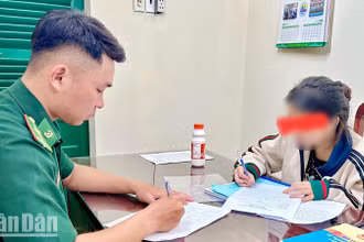 Cán bộ Bộ đội Biên phòng làm việc ban đầu với cháu Ng. D. Th.