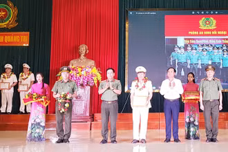 Lãnh đạo tỉnh Quảng Trị và lãnh đạo Công an tỉnh tuyên dương tập thể Phòng An ninh Đối ngoại.