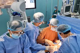 Phẫu thuật chuyển ngón chân thành ngón tay cho bệnh nhân diễn ra trong 6 giờ đồng hồ.