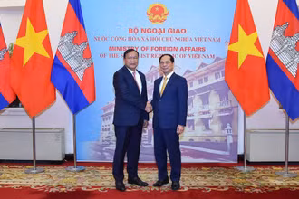 Bộ trưởng Ngoại giao Bùi Thanh Sơn và Phó Thủ tướng, Bộ trưởng Ngoại giao và Hợp tác quốc tế Campuchia Prak Sokhonn. (Ảnh: Báo Thế giới & Việt Nam)