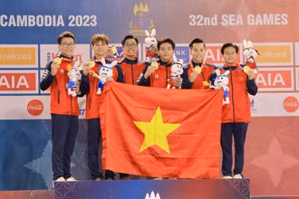 Đội tuyển Thể dục dụng cụ Việt Nam giành Huy chương Vàng SEA Games 32 đầu tiên. (Ảnh: NGỌC DIỆP)