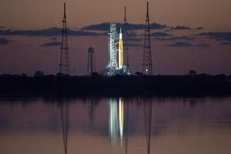 Hệ thống phóng không gian (SLS) mang theo tàu vũ trụ Orion tại bệ phóng 39B ở căn cứ Cape Canaveral, bang Florida (Mỹ), ngày 4/4/2022. (Ảnh: AFP/TTXVN)