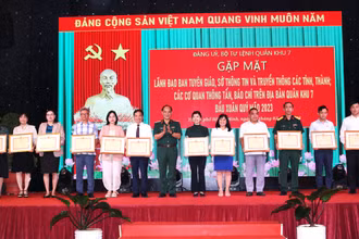 Thiếu tướng Hoàng Đình Chung, Chủ nhiệm Chính trị Quân khu 7 tặng bằng khen cho các tập thể có thành tích xuất sắc trong phối hợp tuyên truyền hoạt động của lực lượng vũ trang Quân khu năm 2022. (Ảnh: baoquankhu7.vn)