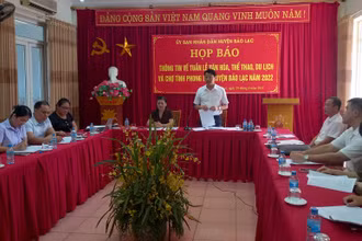 Lãnh đạo UBND huyện Bảo Lạc cung cấp thông tin cho cơ quan báo chí.