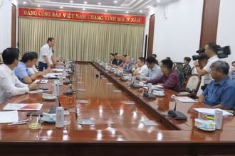 Bí thư Thành ủy Thành phố Hồ Chí Minh phát biểu ý kiến tại buổi gặp lãnh đạo 2 đội bóng của Thành phố Hồ Chí Minh.