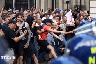 Cảnh sát và người biểu tình xung đột tại London, Anh ngày 31/7/2024. (Ảnh: Reuters/TTXVN)