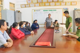 Các đối tượng tham gia đường dây đánh bạc do Lê Ngọc Triệu cầm đầu tại Công an huyện Cư Kuin.