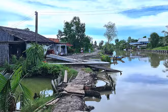 Đoạn lộ tuyến Kênh Sẽ chưa thông tuyến khiến người dân đi lại gặp khó khăn.