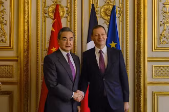 Ông Emmanuel Bonne (phải), Cố vấn ngoại giao của Tổng thống Pháp, và ông Vương Nghị tại cuộc gặp ở Paris, Pháp, ngày 16/2/2023. (Ảnh: THX/TTXVN)