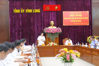 Bí thư tỉnh ủy Vĩnh Long kiêm Trưởng Ban Chỉ đạo phòng, chống tham nhũng, tiêu cực tỉnh Bùi Văn Nghiêm phát biểu chỉ đạo. 