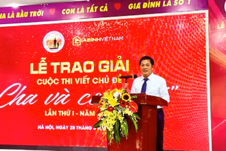 Tổng Biên tập Tạp chí Gia đình Việt Nam Hồ Minh Chiến phát biểu tại buổi lễ.