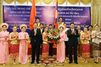 Chủ tịch nước Võ Văn Thưởng và Tổng Bí thư, Chủ tịch nước Lào Thongloun Sisoulith tặng hoa cho các nghệ sĩ hai nước biểu diễn nghệ thuật chào mừng. 
