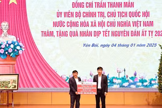 Tặng quà hỗ trợ người dân và lực lượng vũ trang tại địa bàn tỉnh Yên Bái.