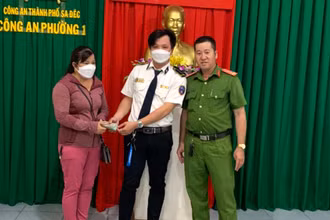Anh Huân trao trả số tiền 100 triệu đồng cho chị N trước sự chứng kiến của Công an phường 1.