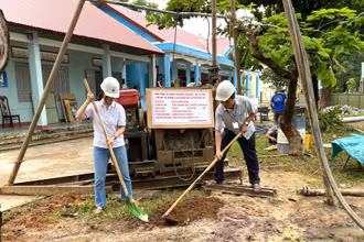 Đại diện lãnh đạo Trường Tiểu học Kim Đồng, và Công ty cổ phần nhựa Bình Minh động thổ khởi công xây dựng công trình.