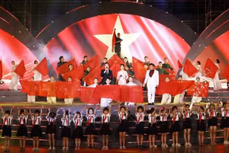 Chương trình nghệ thuật đặc biệt “Bản hùng ca bất diệt” kỷ niệm 76 năm Ngày Thương binh-Liệt sĩ tại Nghĩa trang Hàng Dương. (Ảnh: TTXVN)