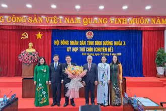 Lãnh đạo tỉnh Bình Dương trao tặng hoa và chúc mừng tân Chủ tịch Hội đồng nhân dân tỉnh Bình Dương.
