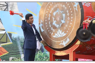 Phó Chủ tịch Ủy ban nhân dân tỉnh Phú Thọ đánh trống khai hội Đền Hùng năm 2024.