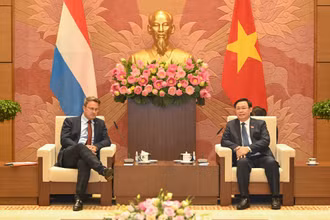 Chủ tịch Quốc hội Vương Đình Huệ và Thủ tướng Đại Công quốc Luxembourg Xavier Bettel tại buổi hội kiến.