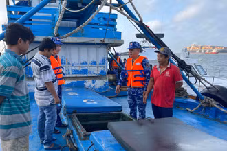 Kiểm tra tàu số hiệu TG94456TS chở dầu DO không rõ nguồn gốc.
