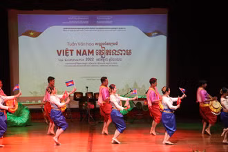 Một tiết mục múa của các nghệ sĩ Campuchia. 