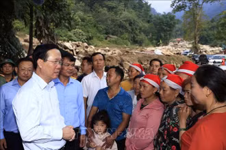 Chủ tịch nước Võ Văn Thưởng thăm hỏi, động viên nhân dân xã Liên Minh, thị xã Sa Pa, tỉnh Lào Cai. (Ảnh: TTXVN)