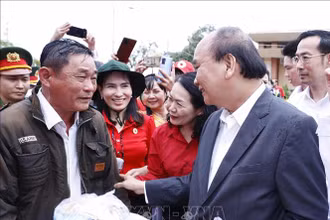 Chủ tịch nước Nguyễn Xuân Phúc với nhân dân huyện Hòn Đất. (Ảnh: TTXVN)