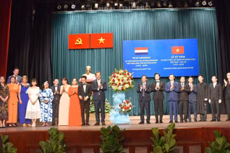 Các đại biểu chúc mừng các nghệ sĩ biểu diễn trong chương trình. 