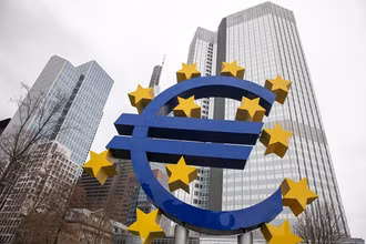 Biểu tượng đồng euro ở phía trước trụ sở Ngân hàng Trung ương châu Âu, tại Frankfurt am Main, Đức. (Ảnh: AFP/TTXVN)