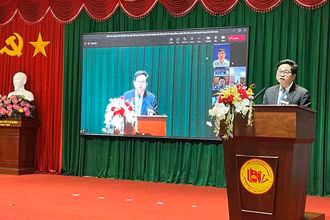 Đồng chí Đinh Hoàng Linh, Vụ trưởng Vụ Văn hóa Thông tin-Ủy ban Nhà nước về người Việt Nam ở nước ngoài (Bộ Ngoại giao) báo cáo tại Hội nghị.