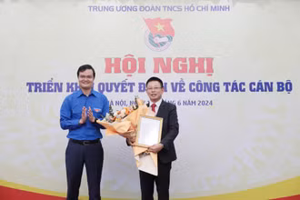 Đồng chí Bùi Quang Huy, Bí thư thứ Nhất Trung ương Đoàn trao Quyết định bổ nhiệm nhà báo Phùng Công Sưởng làm Tổng Biên tập Báo Tiền Phong. (Ảnh: Hồng Vĩnh)