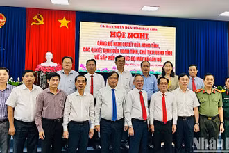 Ban Thường vụ Tỉnh ủy Bạc Liêu chụp ảnh lưu niệm với các đồng chí lãnh đạo tỉnh xin nghỉ hưu trước tuổi đợt đầu năm 2205. Ảnh: TRỌNG DUY