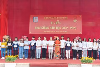 Trường THPT chuyên Lê Quý Đôn tỉnh Điện Biên khen thưởng học sinh đạt điểm cao trong kỳ thi tốt nghiệp THPT vừa qua.