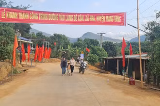 Đường mới, niềm vui của bà con làng Đê Kôn.