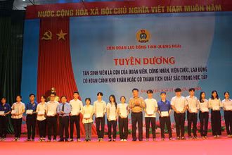 Quảng Ngãi tuyên dương, tặng quà 320 tân sinh viên vượt khó, học giỏi