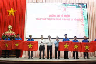 Tặng cờ Tổ quốc.