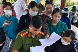 Lực lượng Công an huyện Thống Nhất hướng dẫn người dân trình báo.
