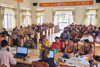 Một buổi giao dịch tại Điểm giao dịch xã của Ngân hàng Chính sách xã hội tỉnh Gia Lai.