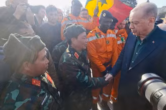 Tổng thống Thổ Nhĩ Kỳ đến thực địa cảm ơn lực lượng tìm kiếm cứu nạn của Việt Nam. 