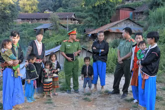 Công an tỉnh Lai Châu tuyên truyền về pháp luật cho đồng bào dân tộc thiểu số tại các xóm bản.