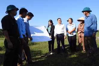 Lãnh đạo UBND huyện Mê Linh vận động người dân thực hiện công tác giải phóng mặt bằng. (Ảnh: Vũ Cường)