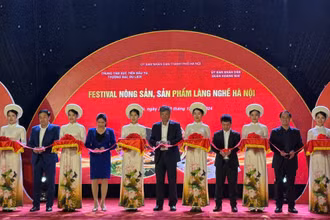 Các đại biểu thực hiện nghi thức khai mạc sự kiện.