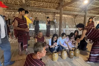 Trải nghiệm uống rượu cần cùng đồng bào.
