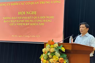 Đồng chí Nguyễn Văn Thể, Ủy viên Trung ương Đảng, Bí thư Đảng ủy Khối truyền đạt các nội dung cơ bản của Hội nghị Trung ương 7, khóa XIII.