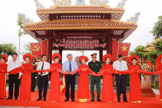 Cắt băng khánh thành Bia di tích Chiến thắng đồn Lệ Sơn.