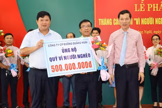 Đại diện Công ty cổ phần Đường Quảng Ngãi trao biểu trưng ủng hộ 500 triệu đồng vào Quỹ “Vì người nghèo” tỉnh Quảng Ngãi. 