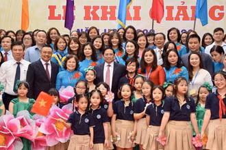 Thủ tướng Phạm Minh Chính và thầy cô giáo Trường tiểu học Đoàn Thị Điểm tại lễ khai giảng.