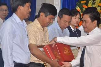 Đồng chí Trần Văn Dũng trao Bằng khen của UBND tỉnh Tiền Giang cho các tổ chức chấp hành pháp luật thuế năm 2021.